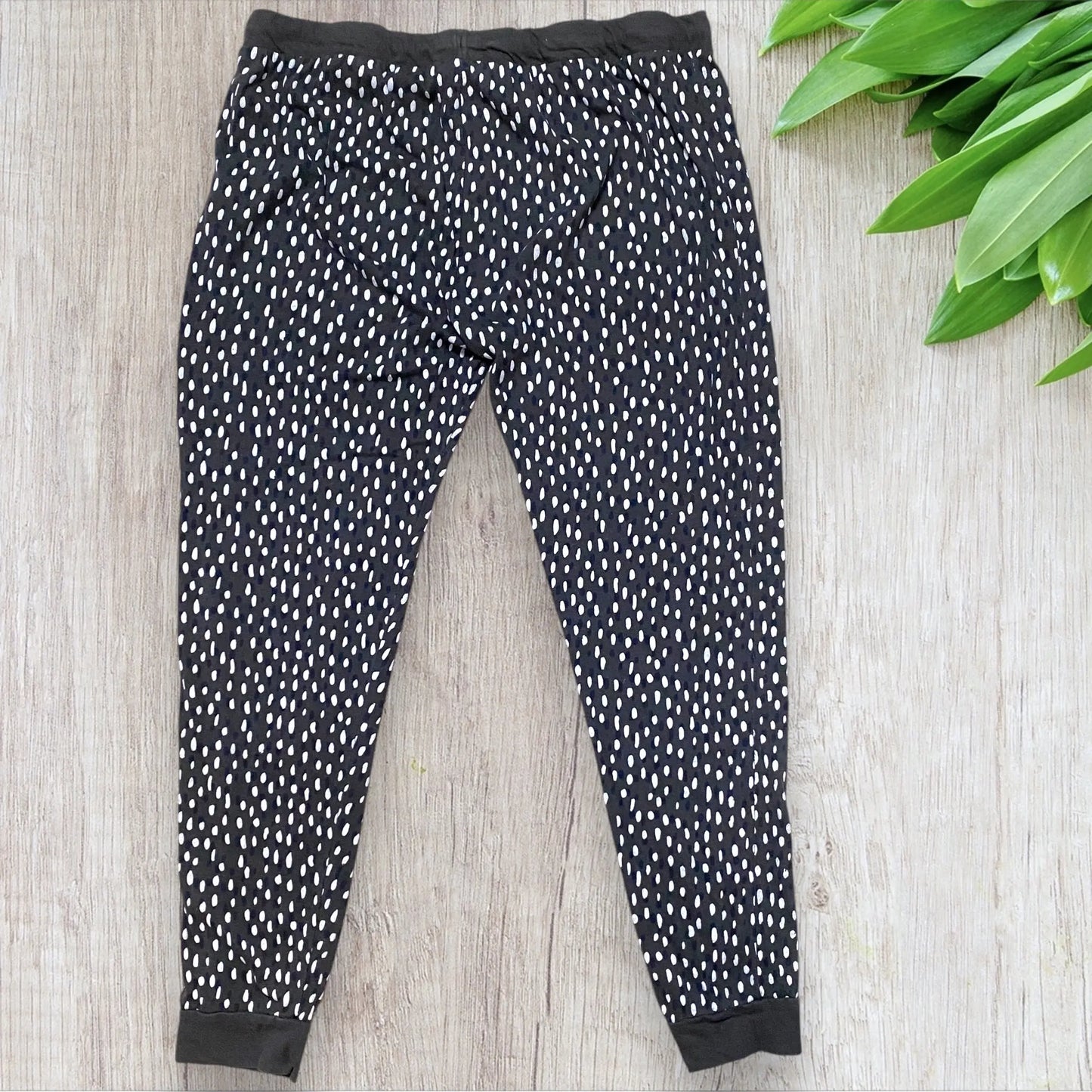 Bas de pyjama femme 9th Avenue L gris à pois noirs avec cordon ajustable et chevilles resserrées.