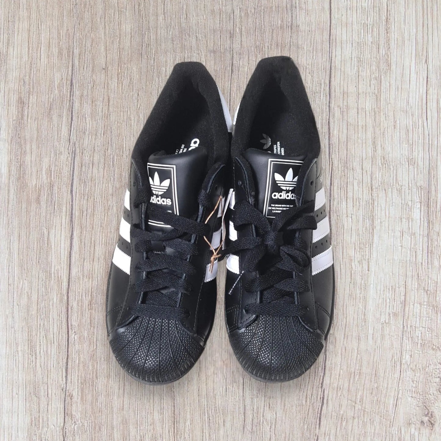 Baskets Adidas Superstar noires et blanches mixte taille 40 – neuves avec étiquette