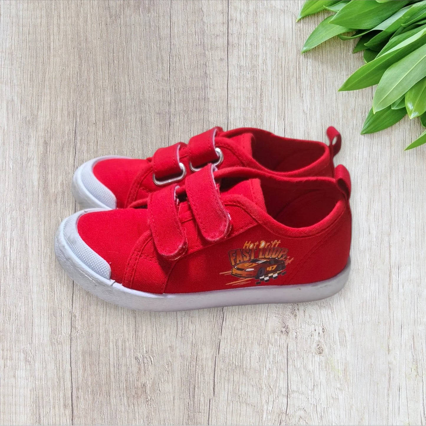 Baskets rouges Gémo enfant motif voiture pointure 28 très bon état scratch