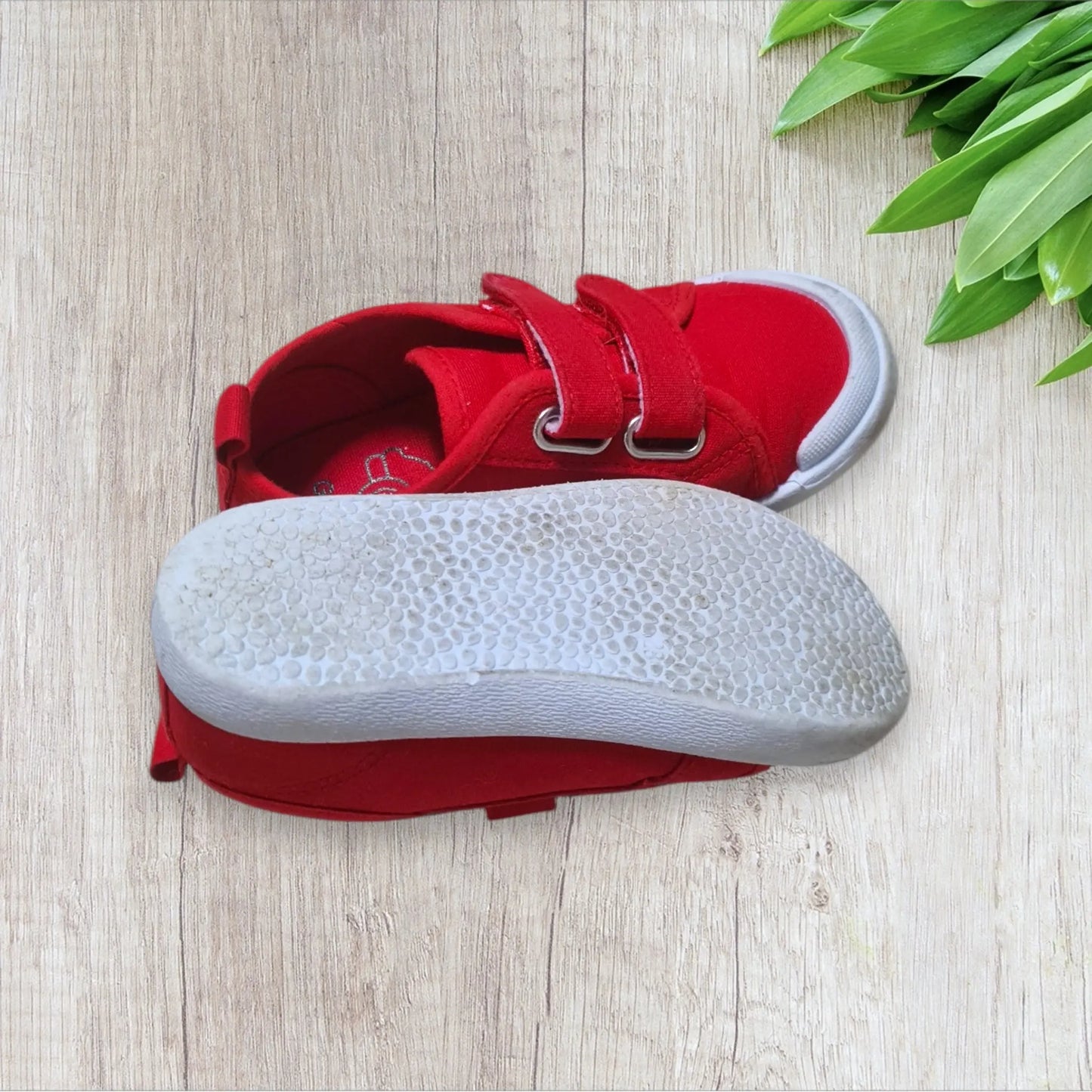 Baskets rouges Gémo enfant motif voiture pointure 28 très bon état scratch