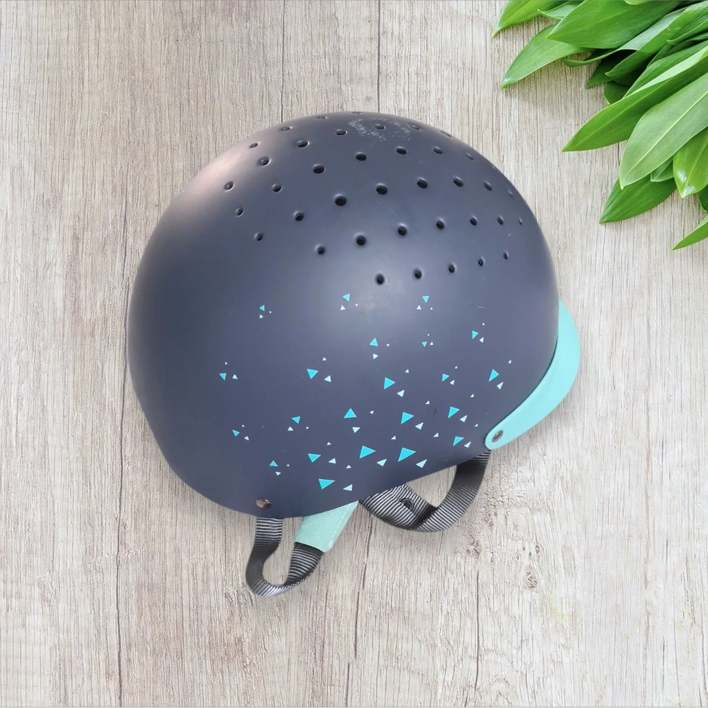 Bombe d’équitation enfant Fouganza taille S 52-55 cm bleu marine et turquoise, bon état, mousse turquoise, sangle grise