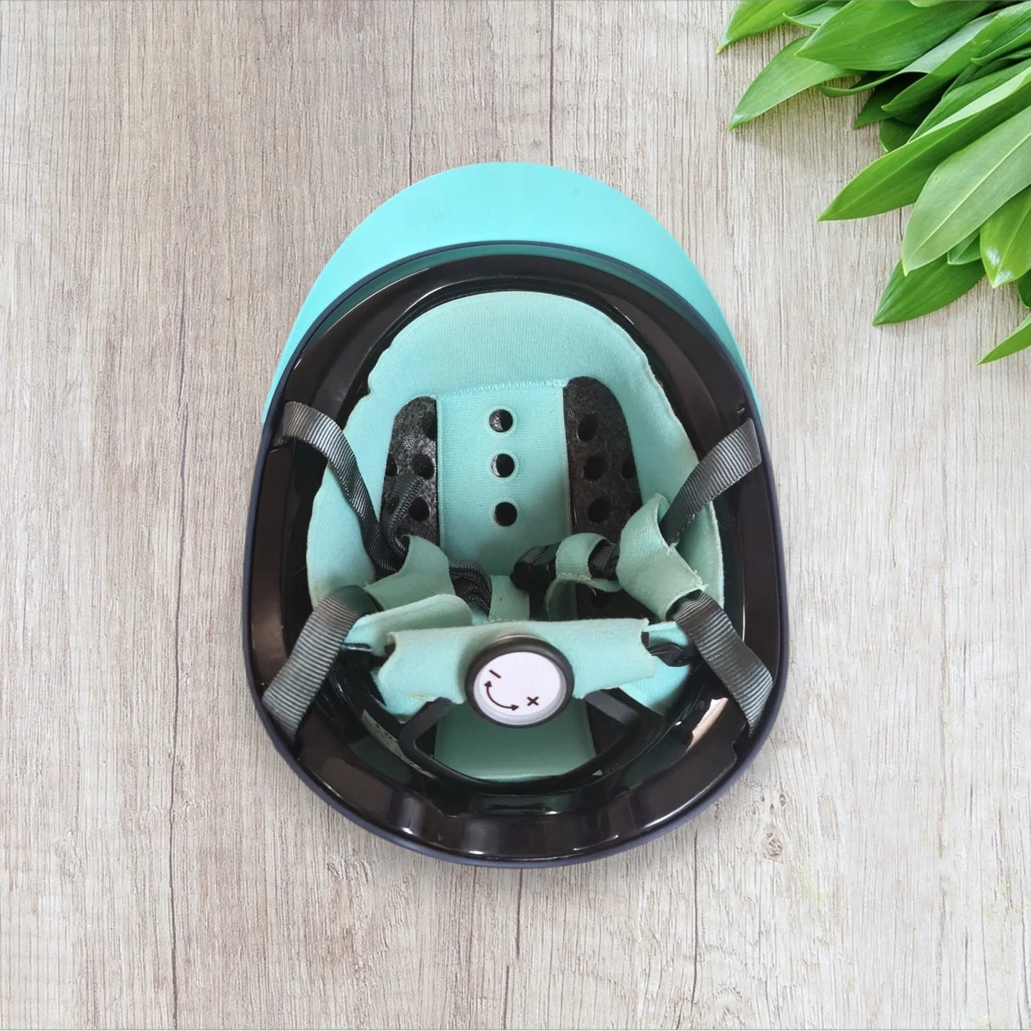 Bombe d’équitation enfant Fouganza taille S 52-55 cm bleu marine et turquoise, bon état, mousse turquoise, sangle grise
