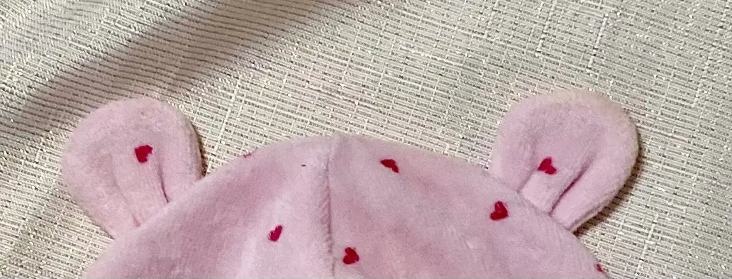 Bonnet Polaire Rose pour Nourrisson avec Petit Cœur Fuchsia : Douceur et Charme Hivernal inextenso