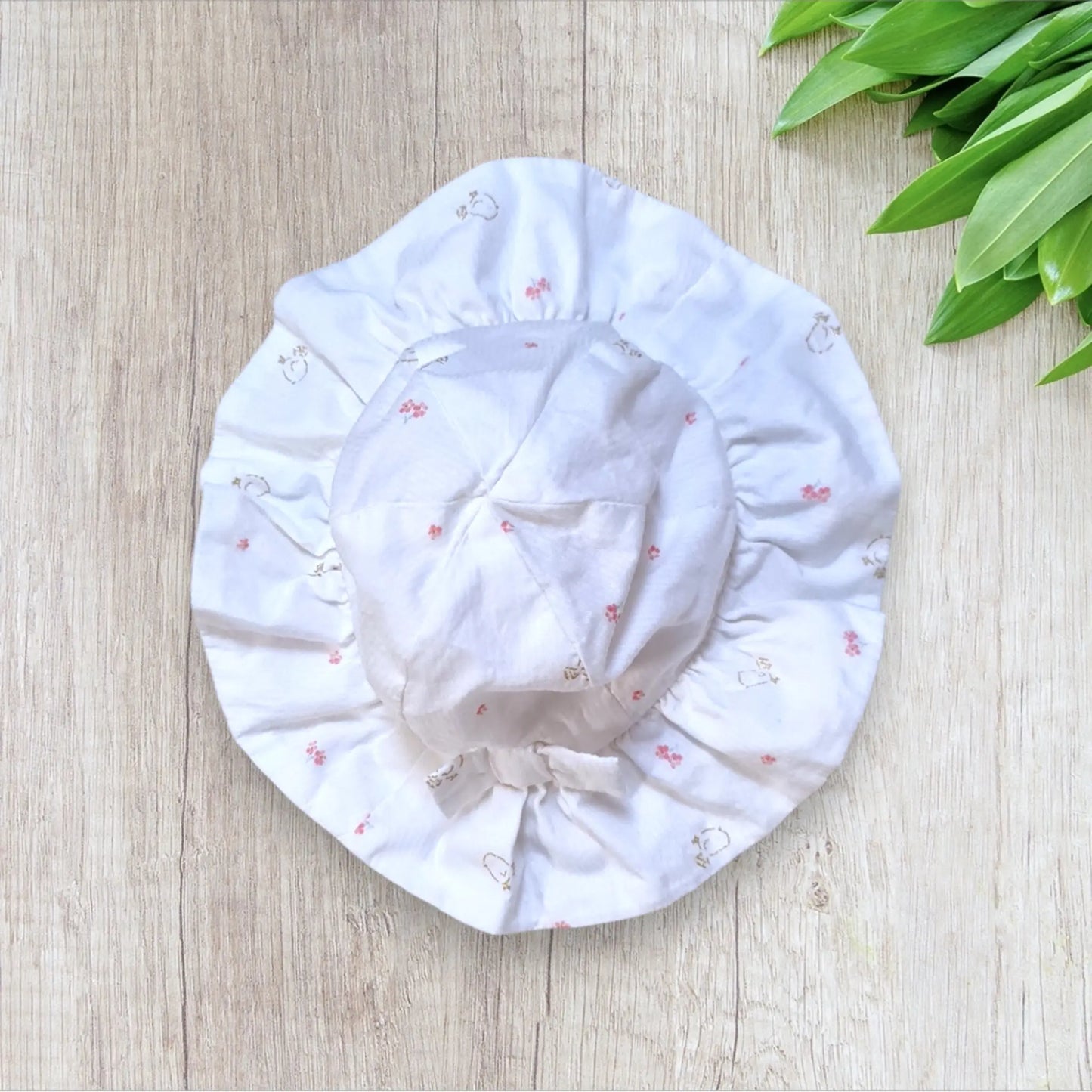 Chapeau bébé fille Orchestra blanc motifs oiseaux dorés fleurs roses – 34cm