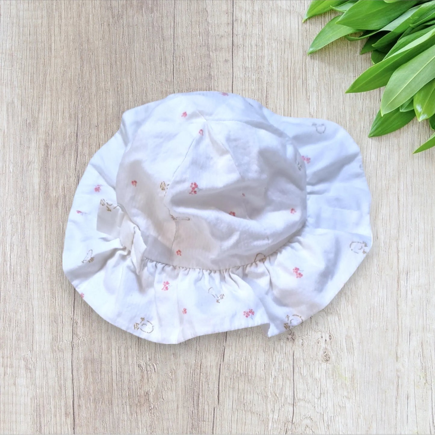 Chapeau bébé fille Orchestra blanc motifs oiseaux dorés fleurs roses – 34cm