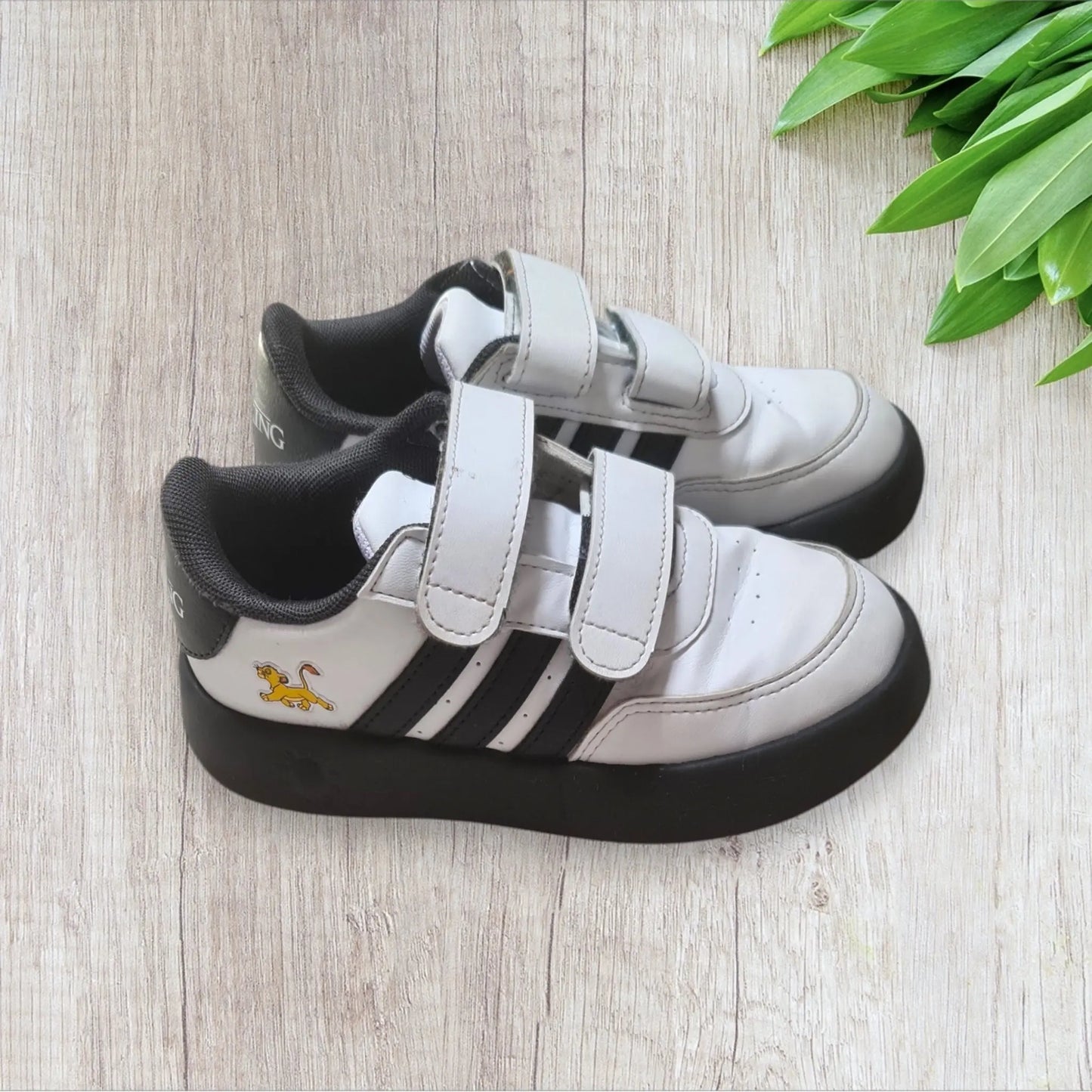Chaussures Adidas enfant Roi Lion pointure 27 blanches noires scratch très bon état