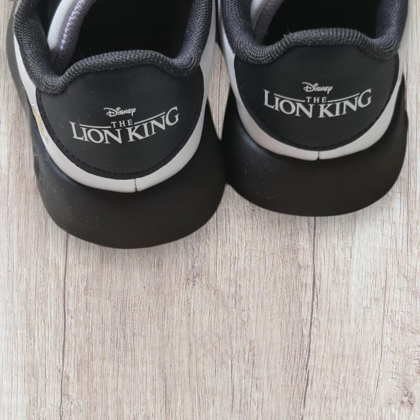 Chaussures Adidas enfant Roi Lion pointure 27 blanches noires scratch très bon état