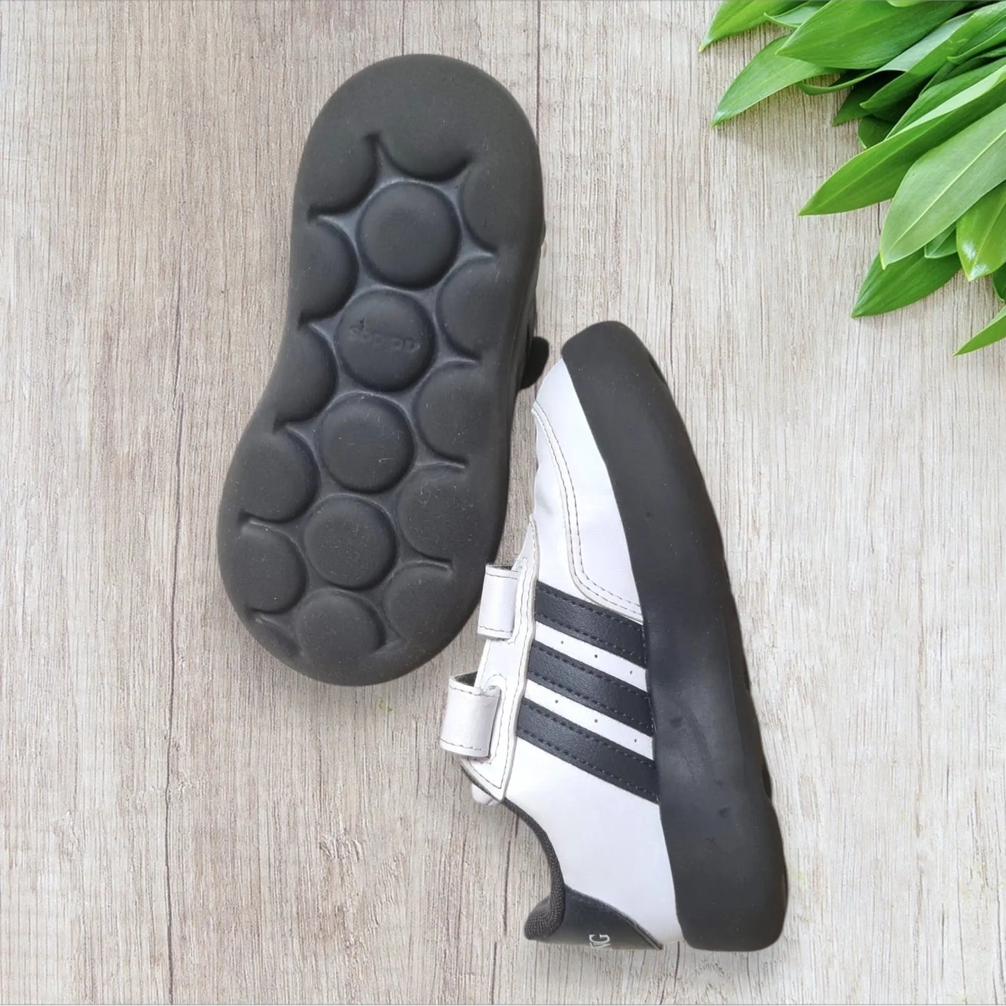 Chaussures Adidas enfant Roi Lion pointure 27 blanches noires scratch très bon état