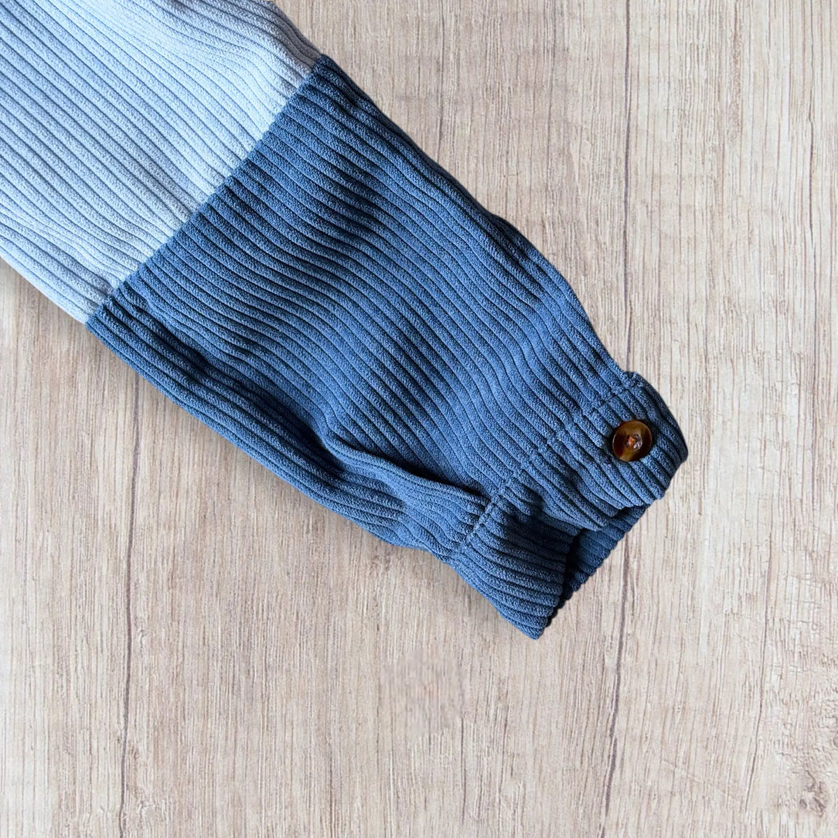 Chemise garçon Shein 5 ans en velours côtelé bleu ciel, bleu foncé et blanc avec boutons marron.