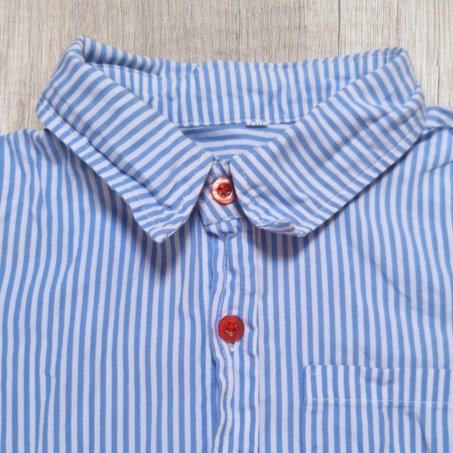Chemise garçon Shein blanche rayée bleu clair 5 ans avec boutons rouges