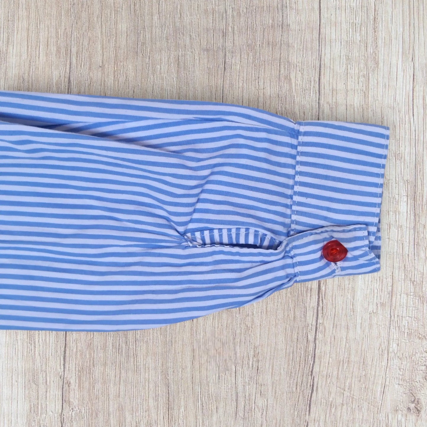 Chemise garçon Shein blanche rayée bleu clair 5 ans avec boutons rouges