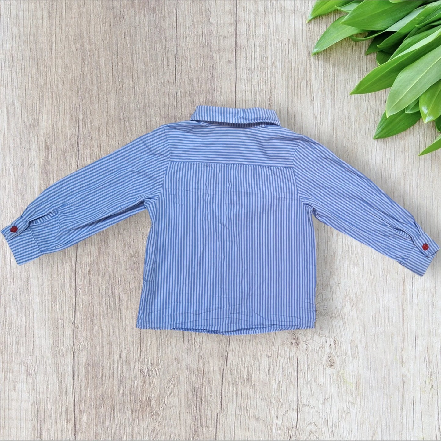 Chemise garçon Shein blanche rayée bleu clair 5 ans avec boutons rouges