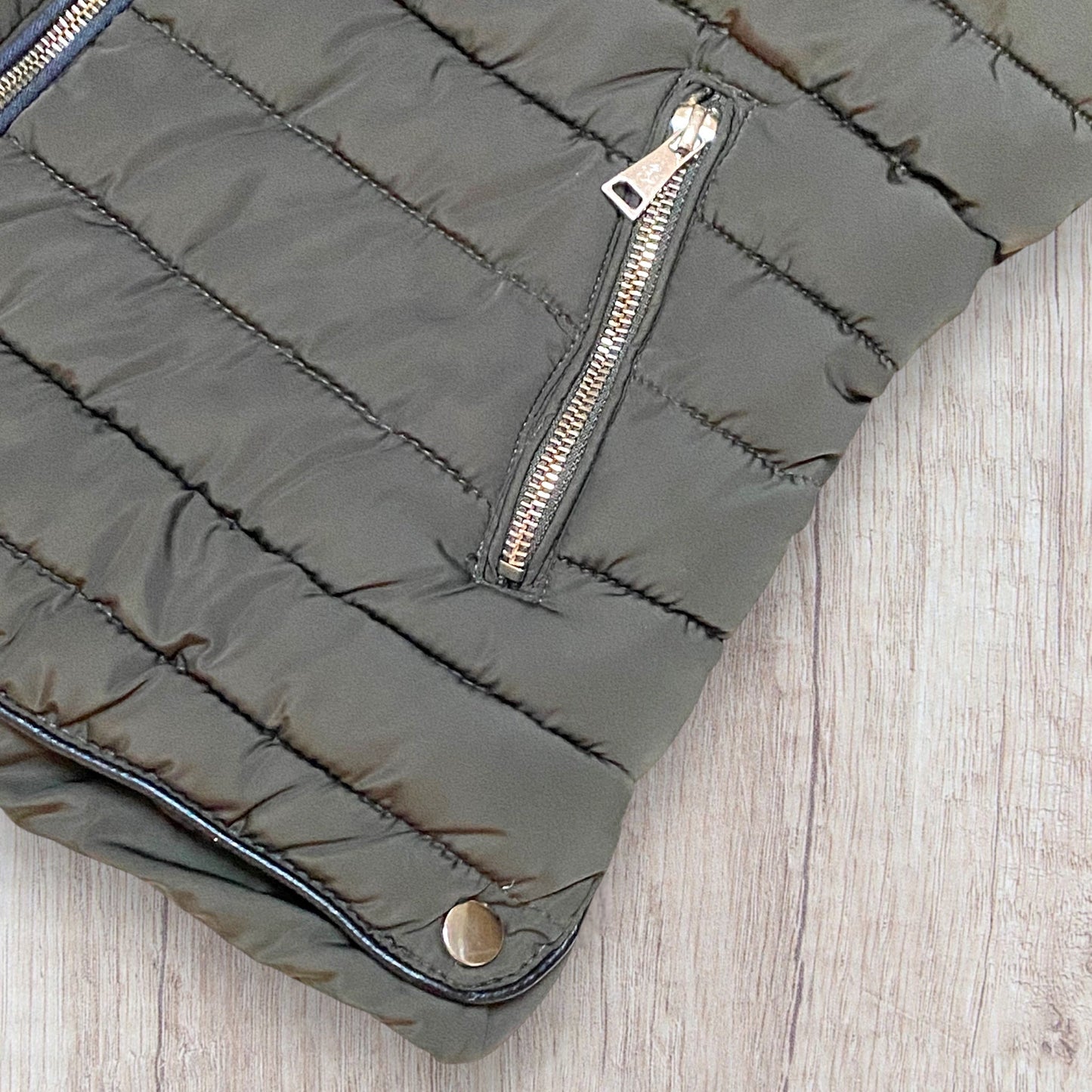 Doudoune femme Megusto kaki avec détails similicuir noir et finitions argentées – Taille M