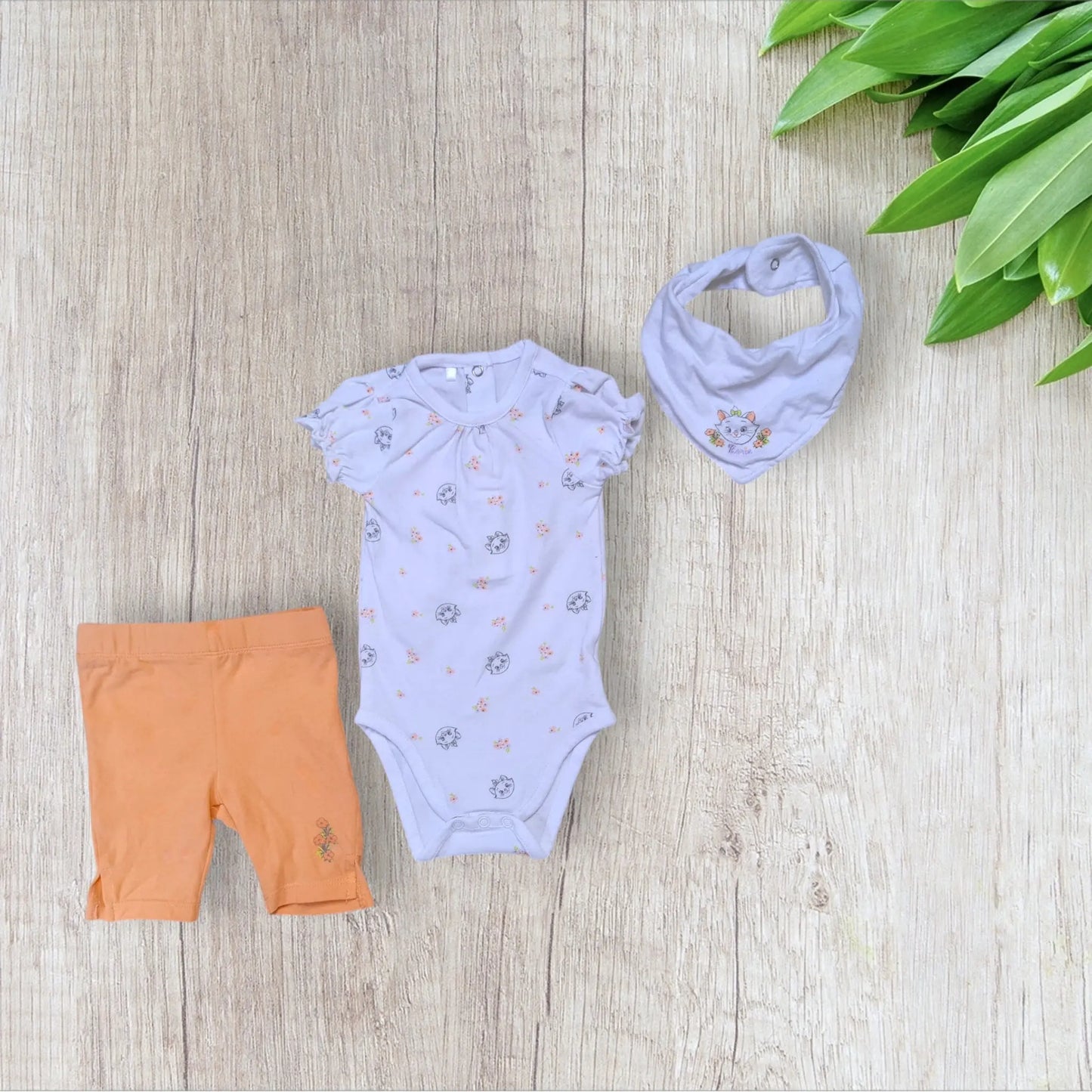 Ensemble 3 pièces bébé fille Disney Baby 3 mois – Marie Aristochats – body, legging corail et bavoir
