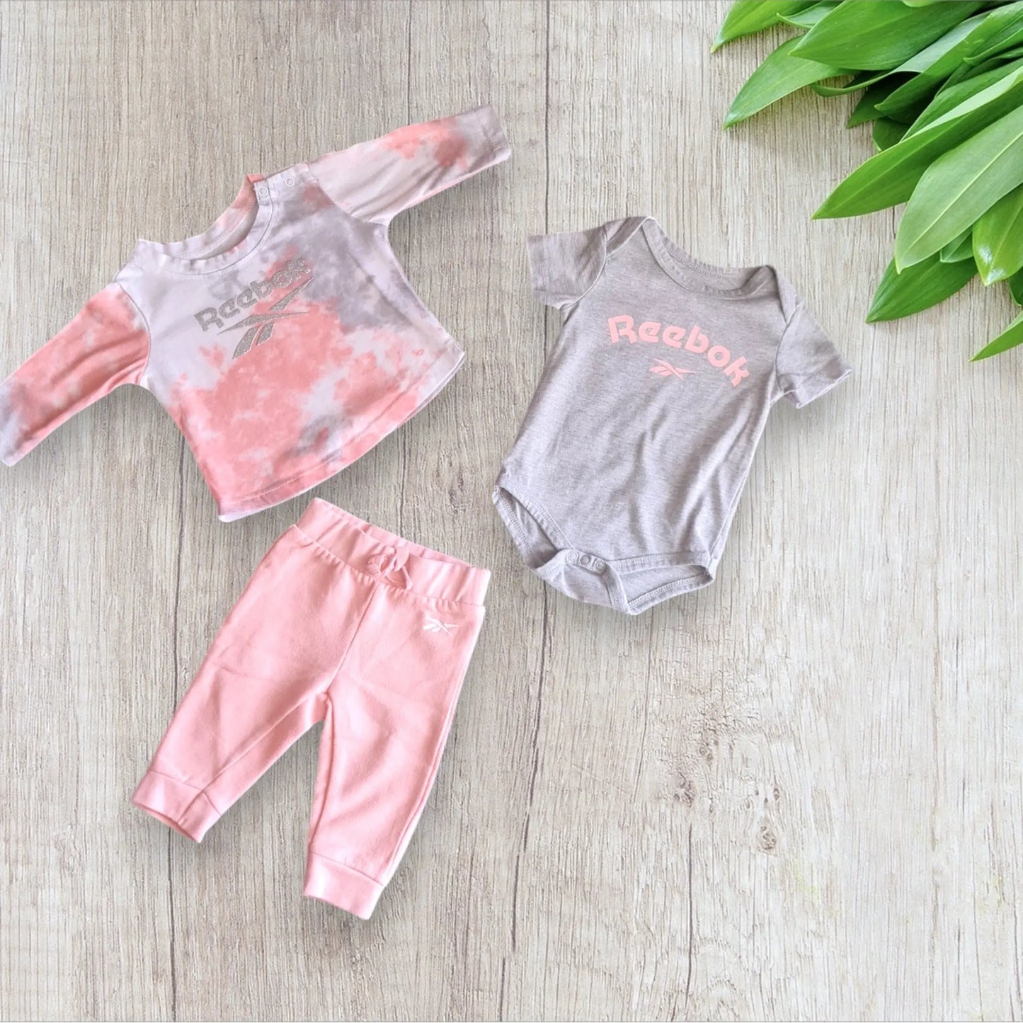 Ensemble 3 pièces bébé fille Reebok 0-3 mois sweat body pantalon