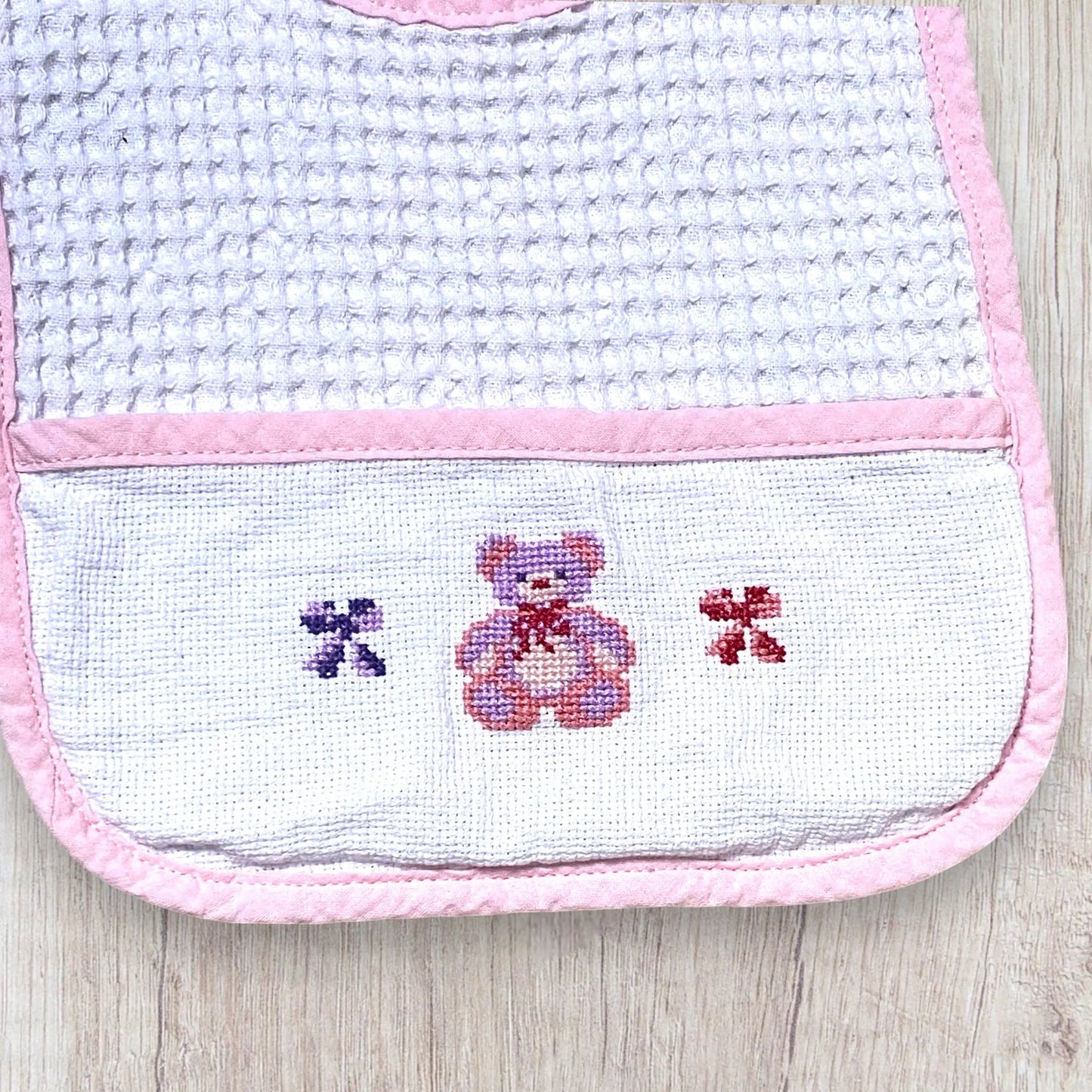 Lot de deux bavoirs bébé fille faits main – broderies ourson, fleurs, biberon et poussette – très bon état