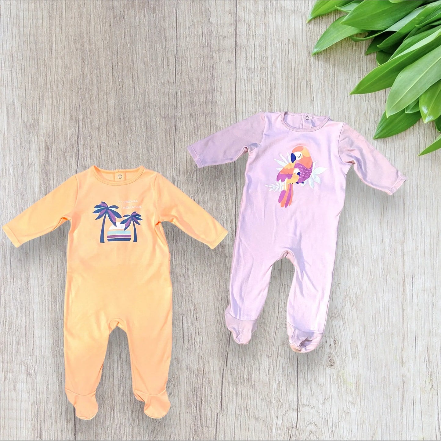 Lot de 2 pyjamas bébé fille 6 mois – très bon état – perroquet et palmier