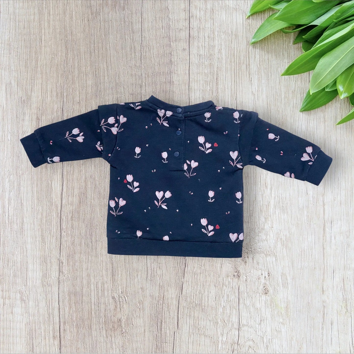 Lot de pulls bébé fille Gémo 6 mois bleu marine à message et motif fleuri.