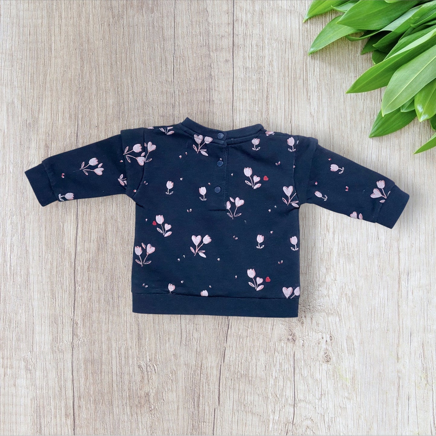 Lot de pulls bébé fille Gémo 6 mois bleu marine à message et motif fleuri.