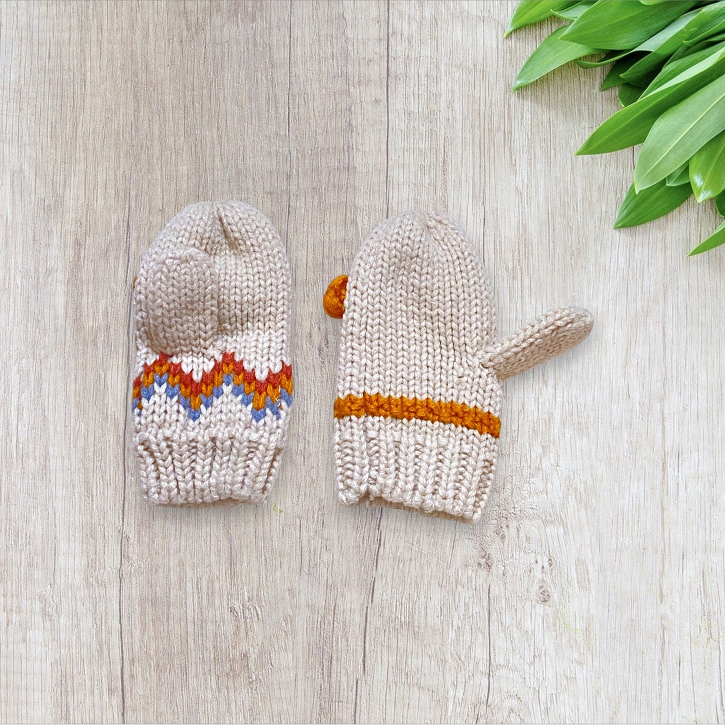 Moufles tricot crème Zara 3 ans avec pompons bleu brique ocre.