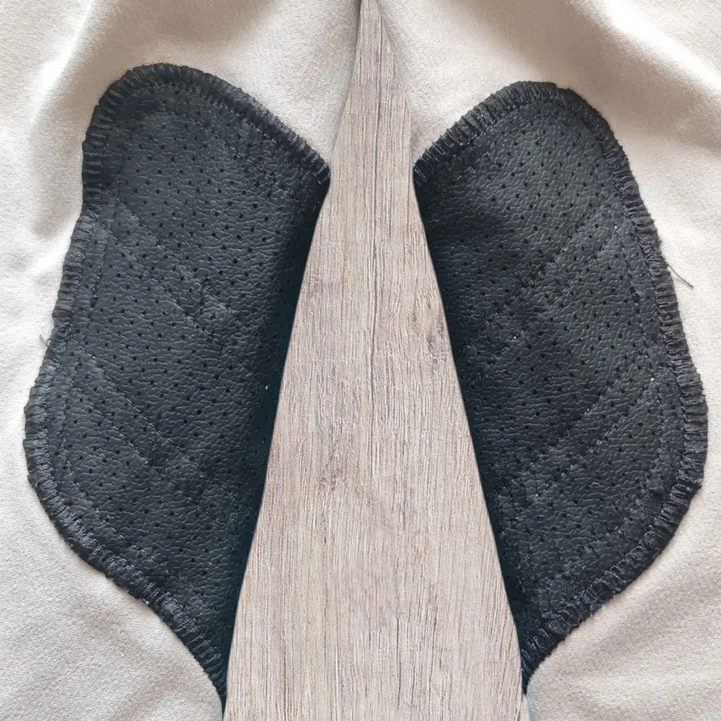 Pantalon d’équitation enfant Fouganza 6 ans beige avec renfort noir et bande bleu marine, très bon état, bas legging beige