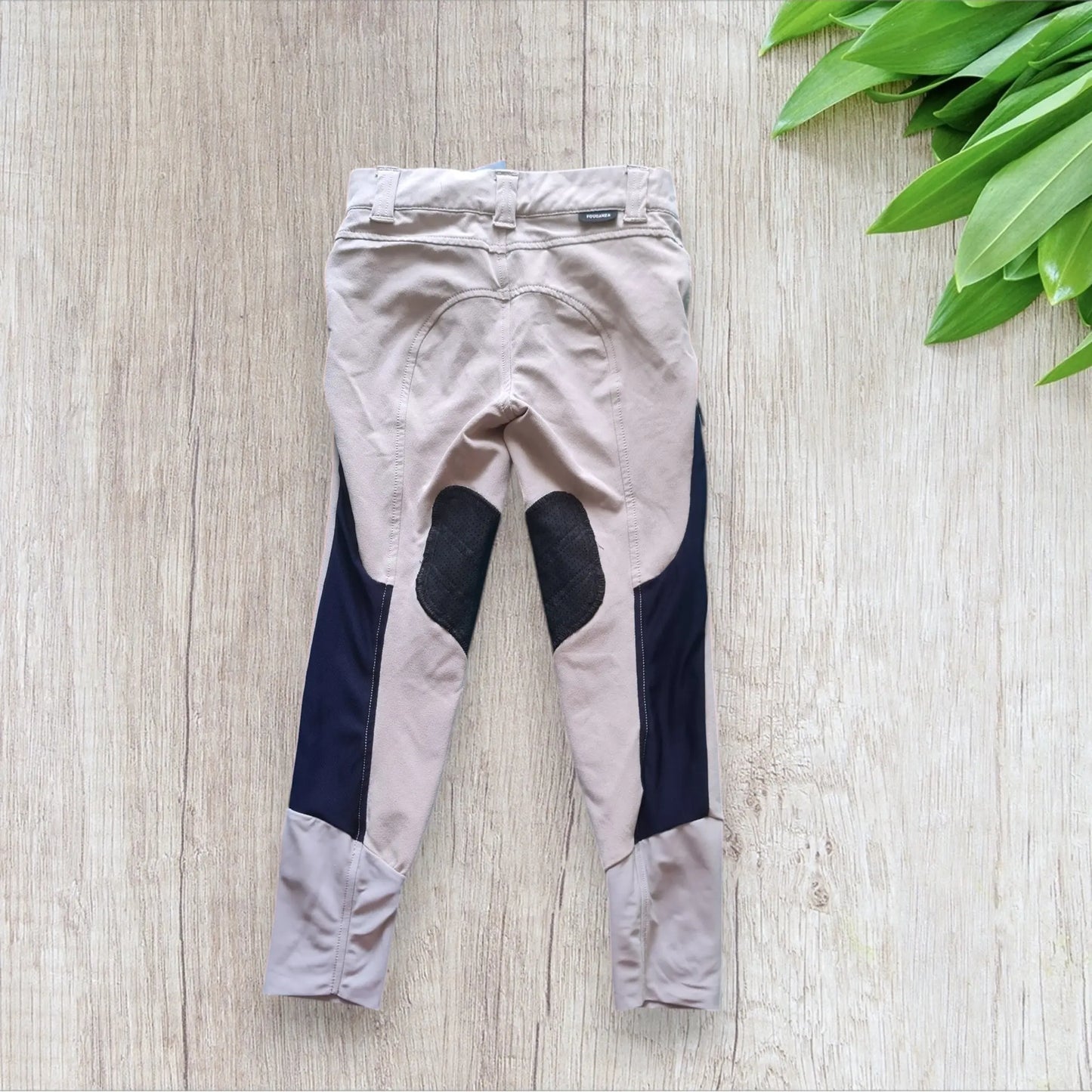Pantalon d’équitation enfant Fouganza 6 ans beige avec renfort noir et bande bleu marine, très bon état, bas legging beige