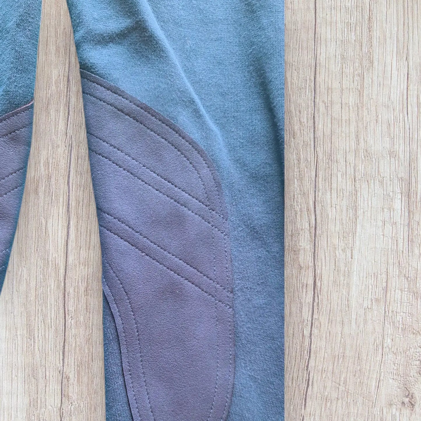 Pantalon équitation enfant Fouganza 6 ans bleu pétrole avec basanes aux genoux, très bon état