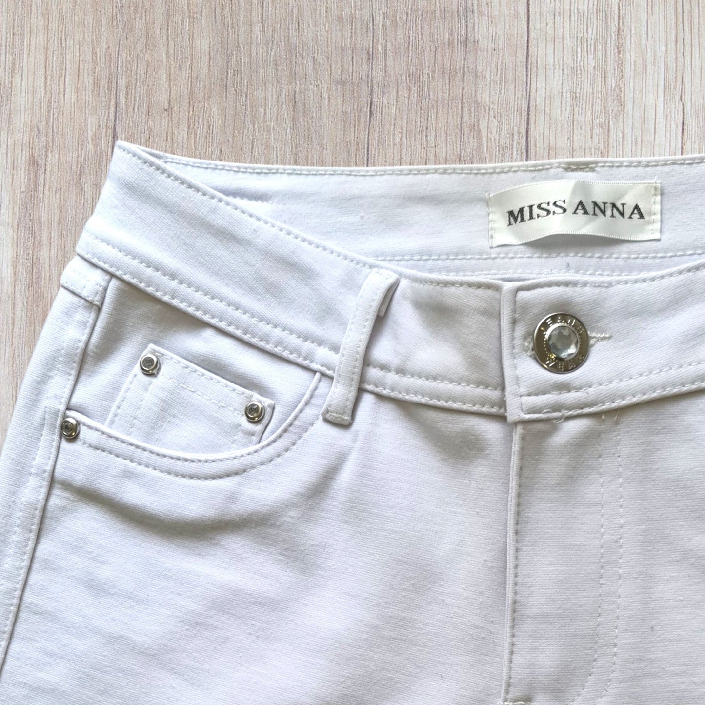 Pantalon femme Miss Anna blanc taille 40 avec strass argentés très bon état