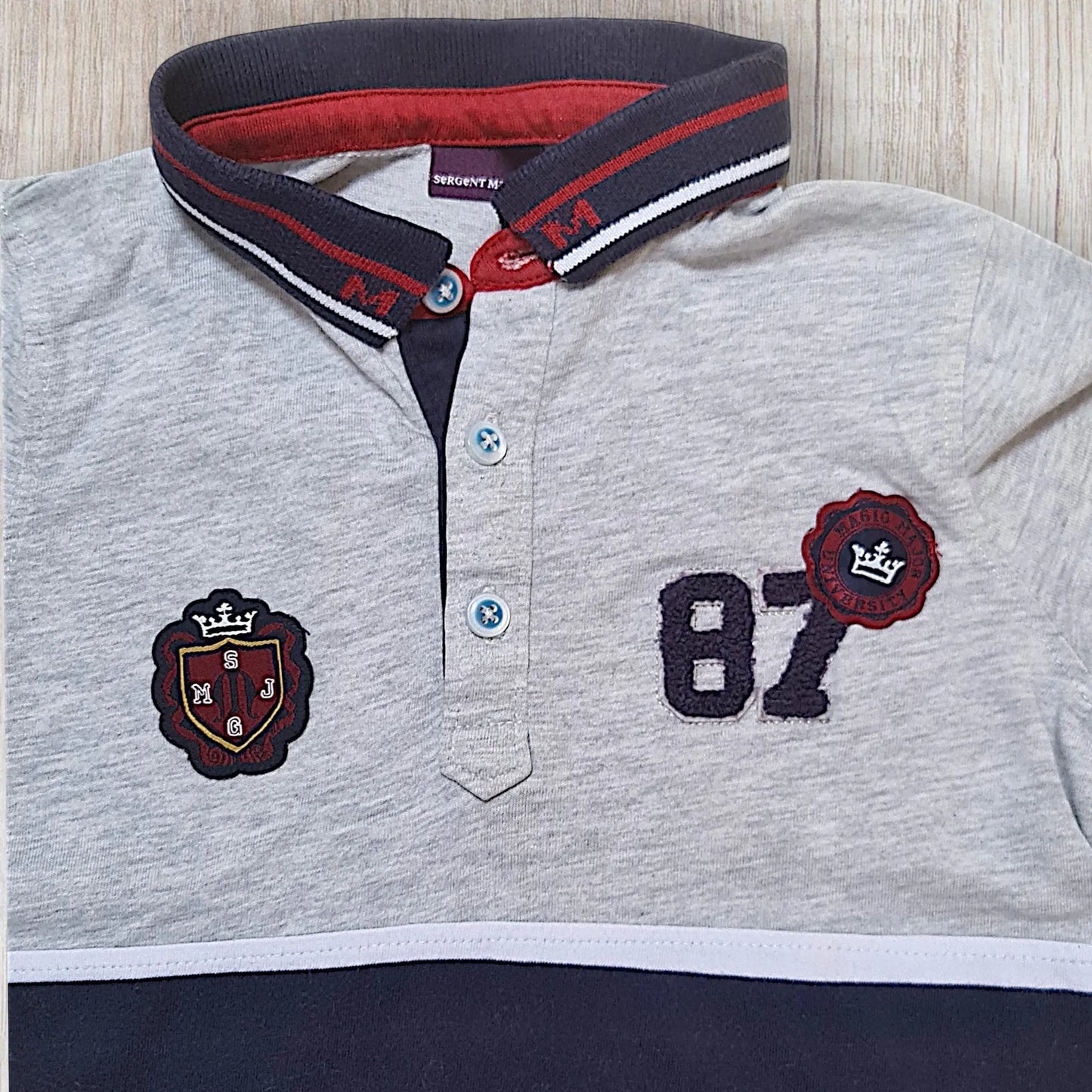 Polo garçon Sergent Major 5 ans gris rayé avec écussons bleu marine et bordeaux