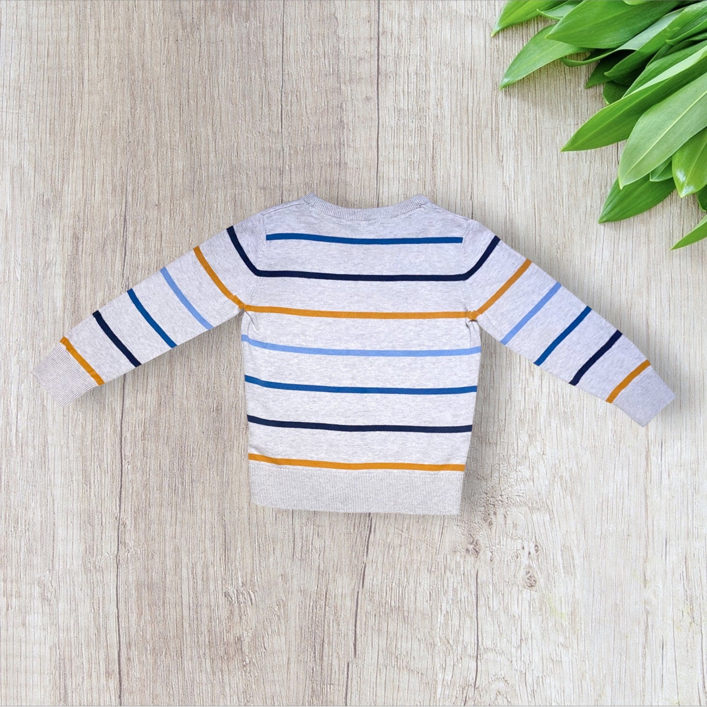 Pull garçon C&A 4 ans gris clair moucheté à rayures bleu, marine, bleu clair et jaune, manches longues col rond