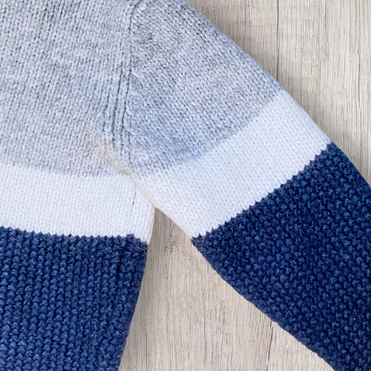 Pull garçon C&A 4 ans tricolore gris blanc bleu marine col rond manches longues – Très bon état