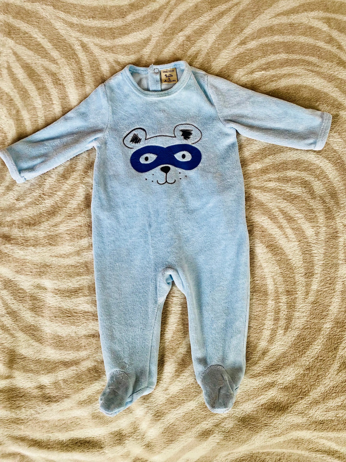 Pyjama Bébé Garçon 3 Mois - Polaire Bleu Clair avec Dessin Ours Masqué - La Boîte à Malice districenter
