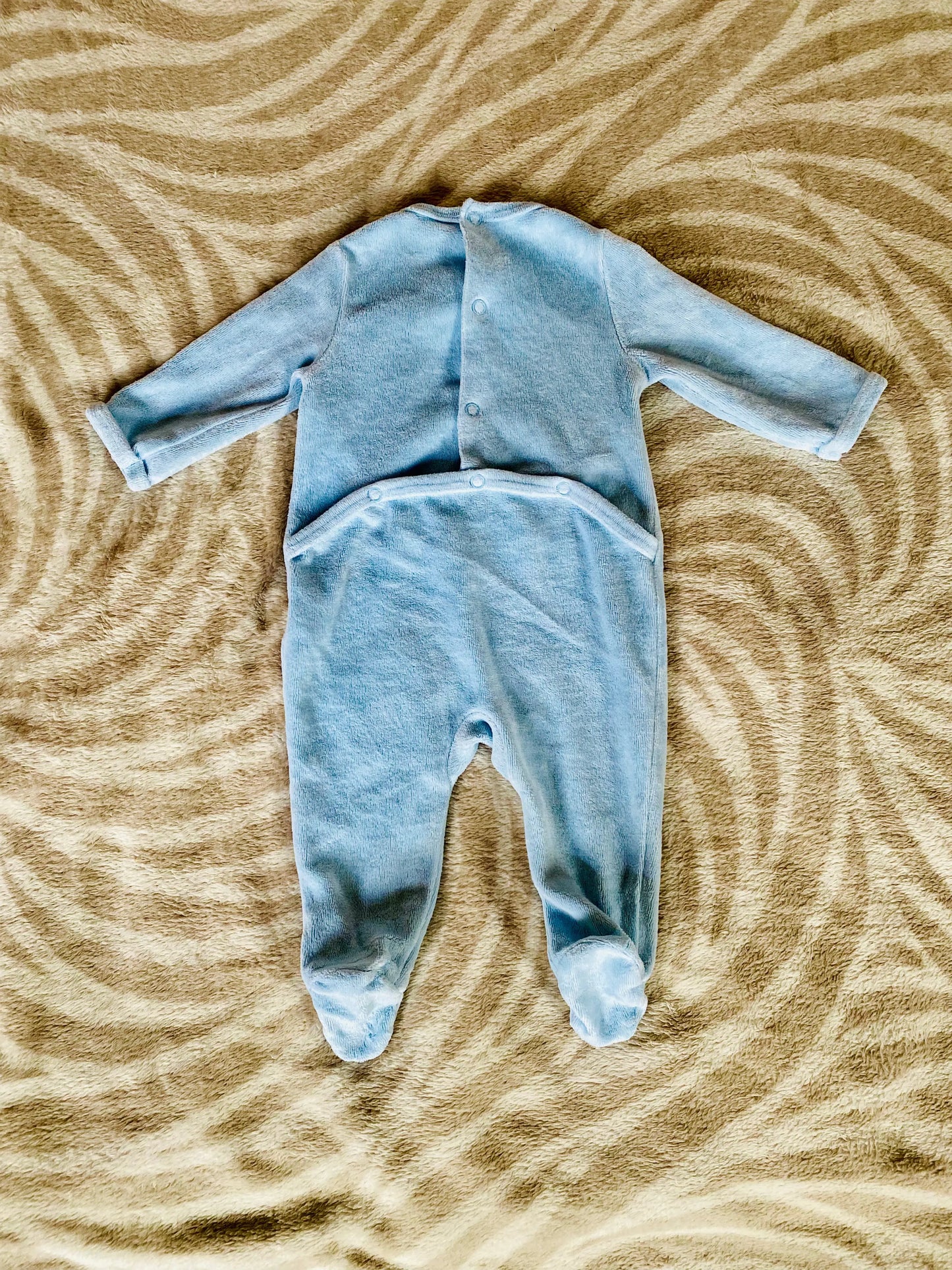 Pyjama Bébé Garçon 3 Mois - Polaire Bleu Clair avec Dessin Ours Masqué - La Boîte à Malice districenter