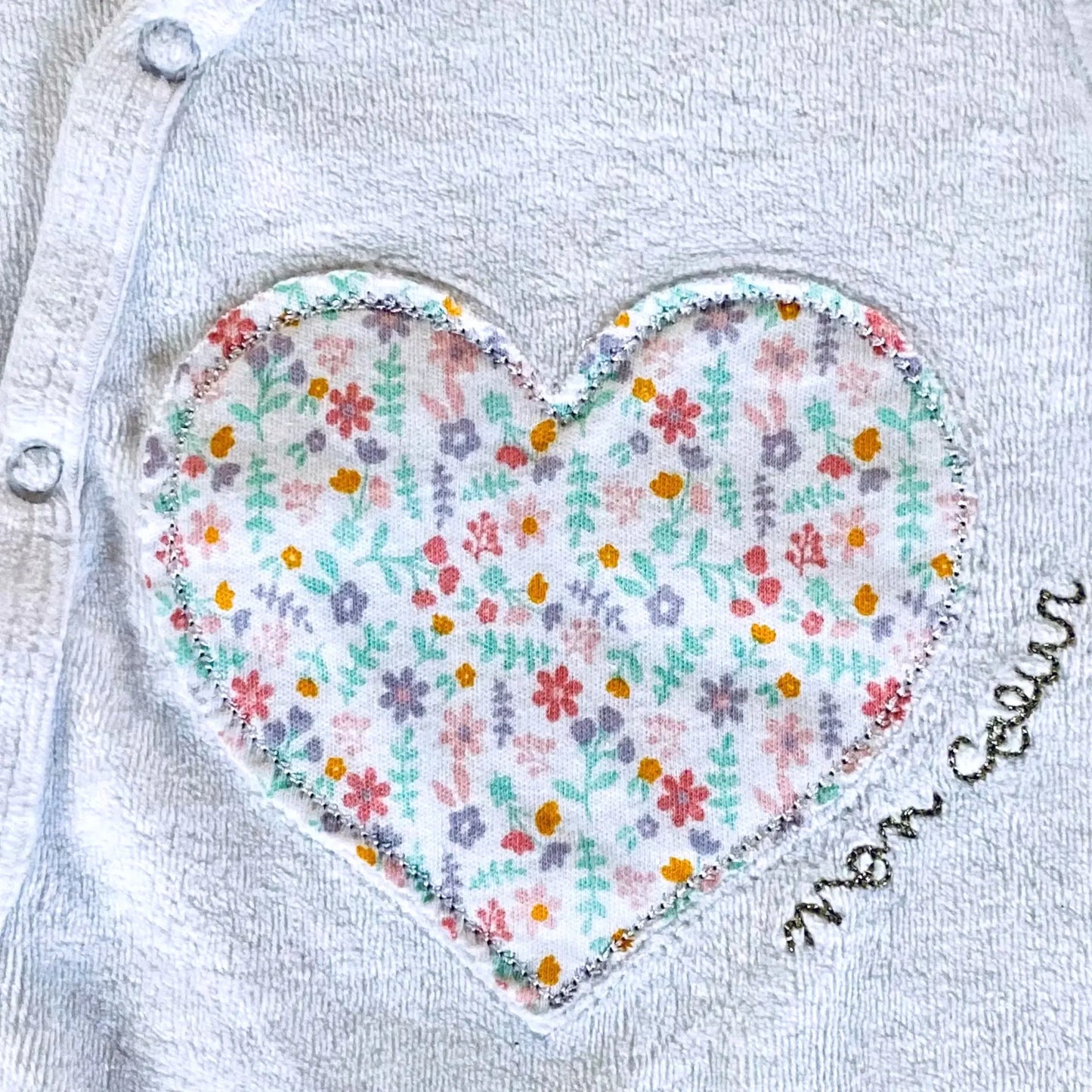 Pyjama Naissance Fille en Polaire Blanc avec Cœur Fleuri et Broderie Dorée - Mes Petits Cailloux Stokomani