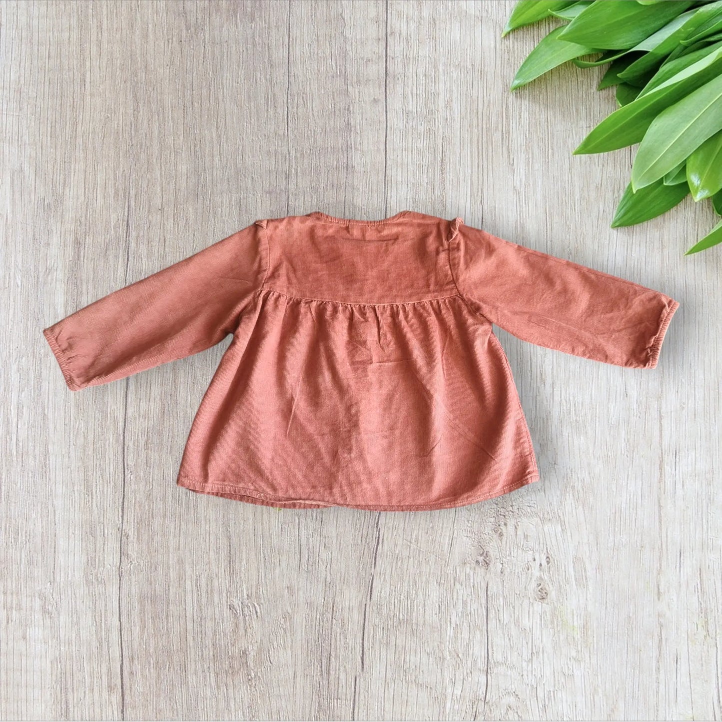 Robe bébé fille 18 mois en velours vieux rose, pièce artisanale unique faite main avec volants et boutons marron