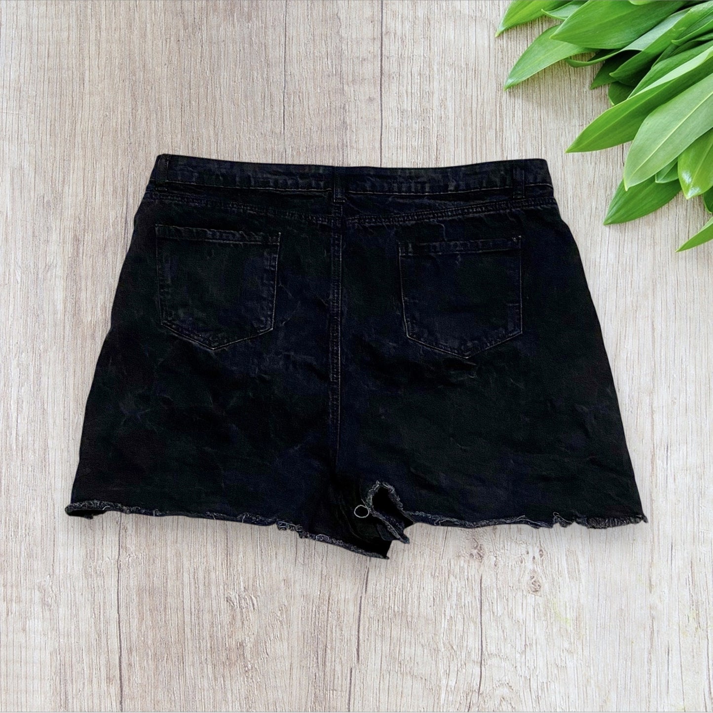 Short Noir Effet Usé avec Trous - Femme Taille 48, Boohoo boohoo