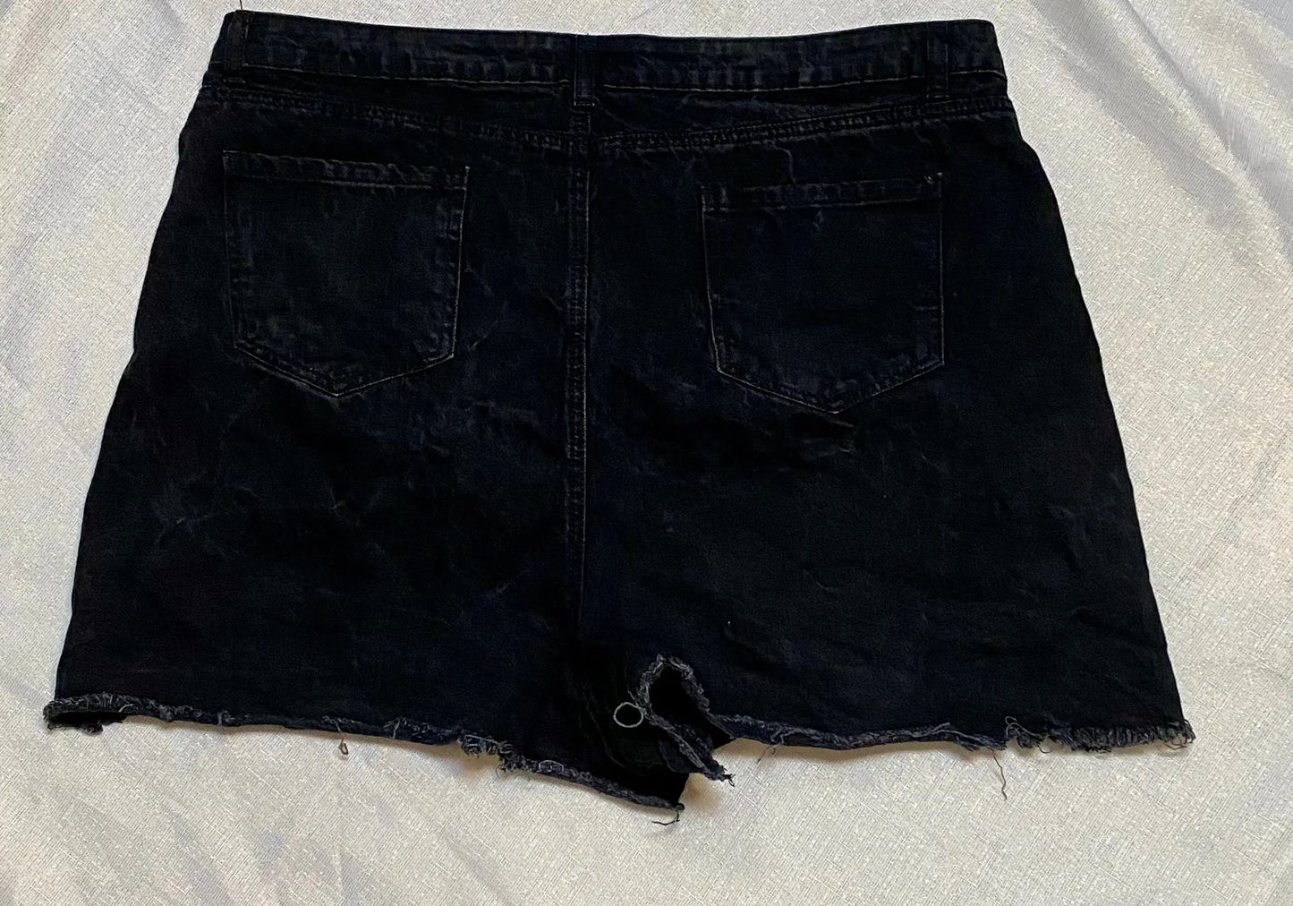 Short Noir Effet Usé avec Trous - Femme Taille 48, Boohoo boohoo