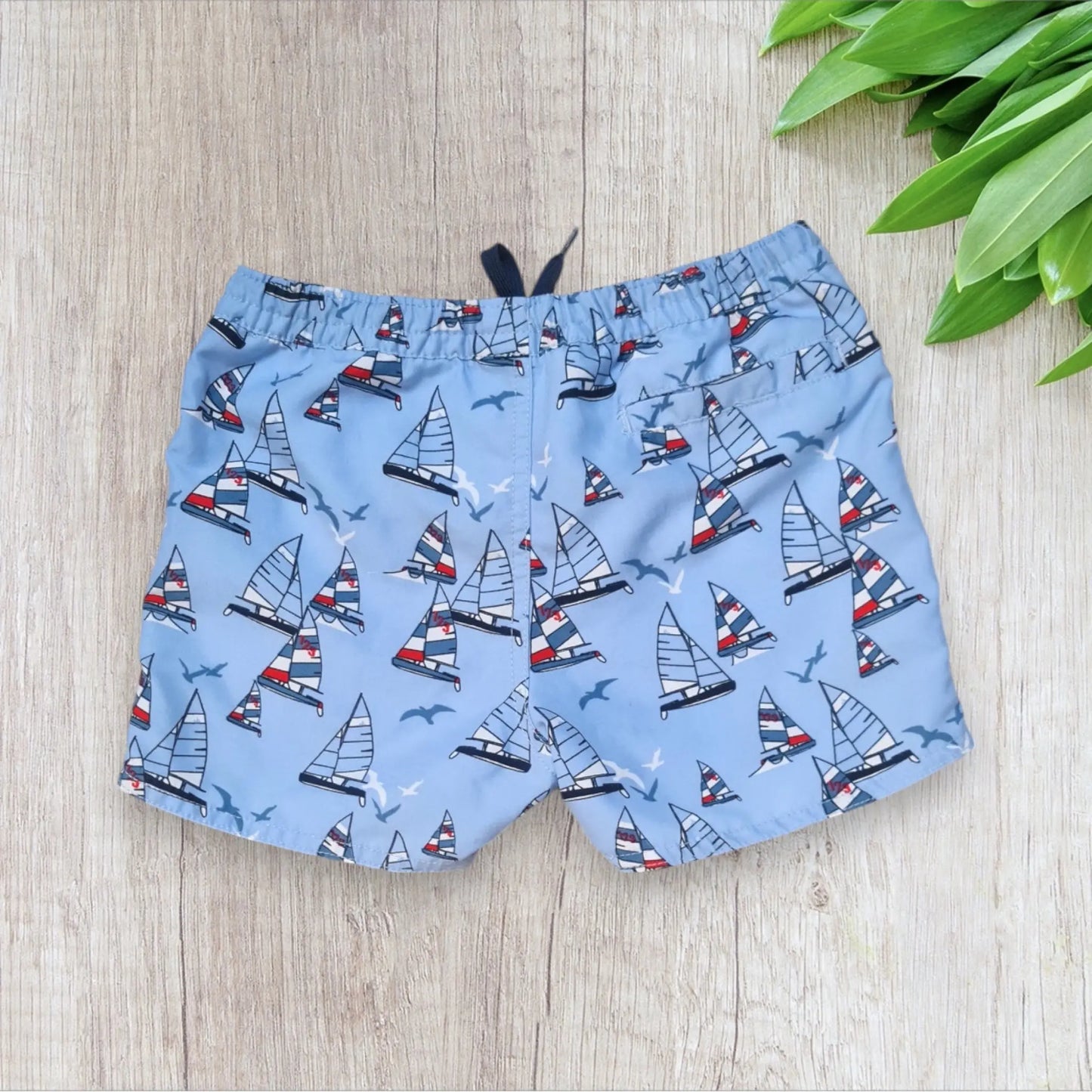 Short de bain garçon La Halle – 3/4 ans | Bleu clair motif bateaux rouges la halle