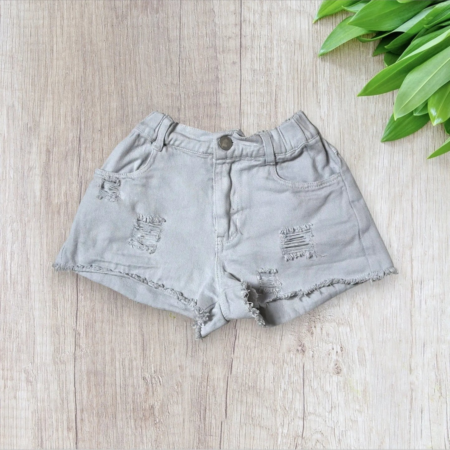 Short blanc fille Shein 6 ans destroy avec bords effilés