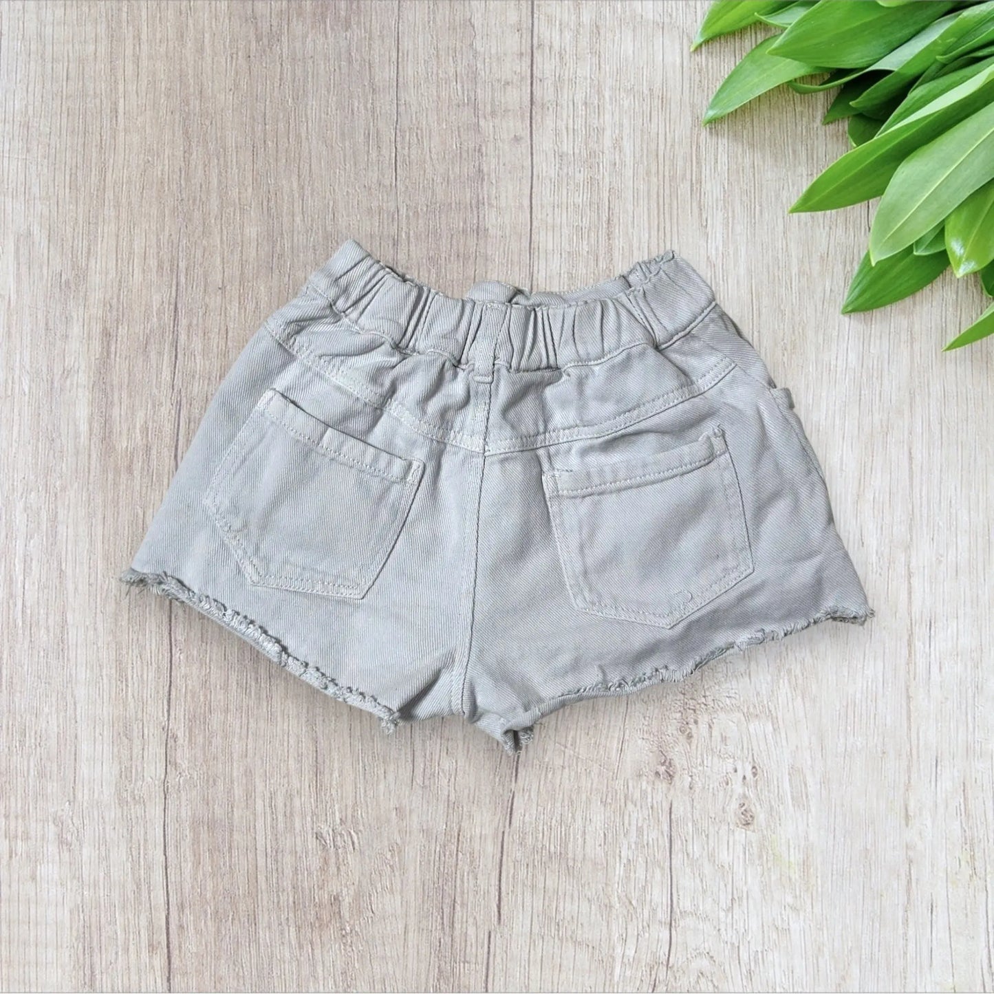 Short en jean blanc fille Shein 6 ans avec trous et bords effilés