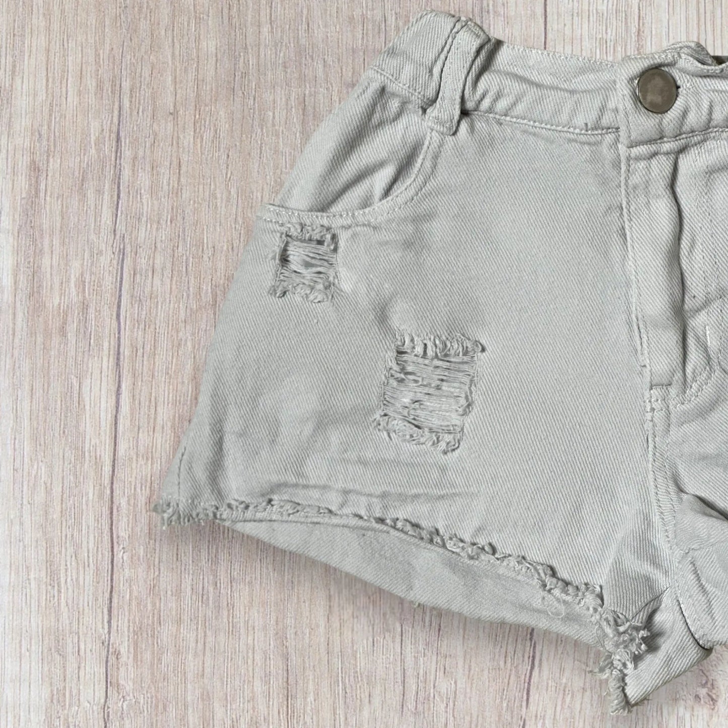 Short en jean blanc fille Shein 6 ans avec trous et bords effilés
