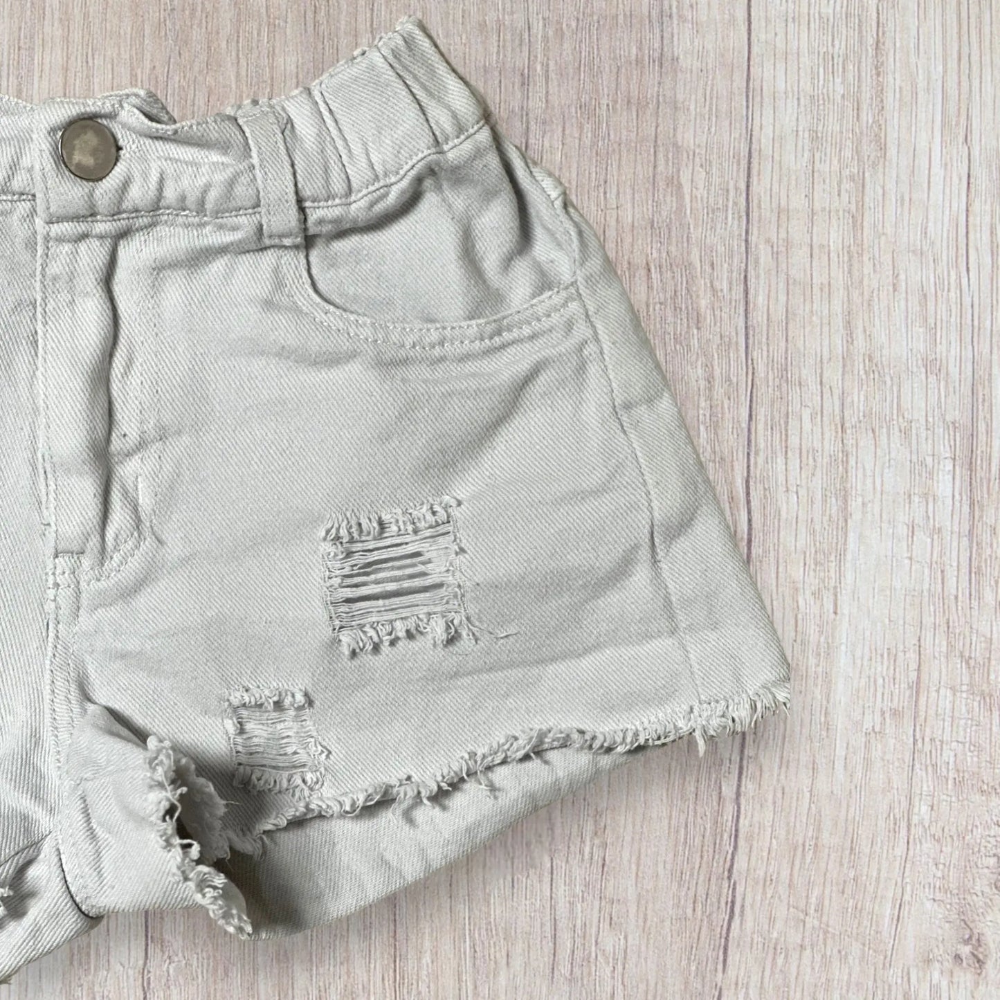 Short en jean blanc fille Shein 6 ans avec trous et bords effilés