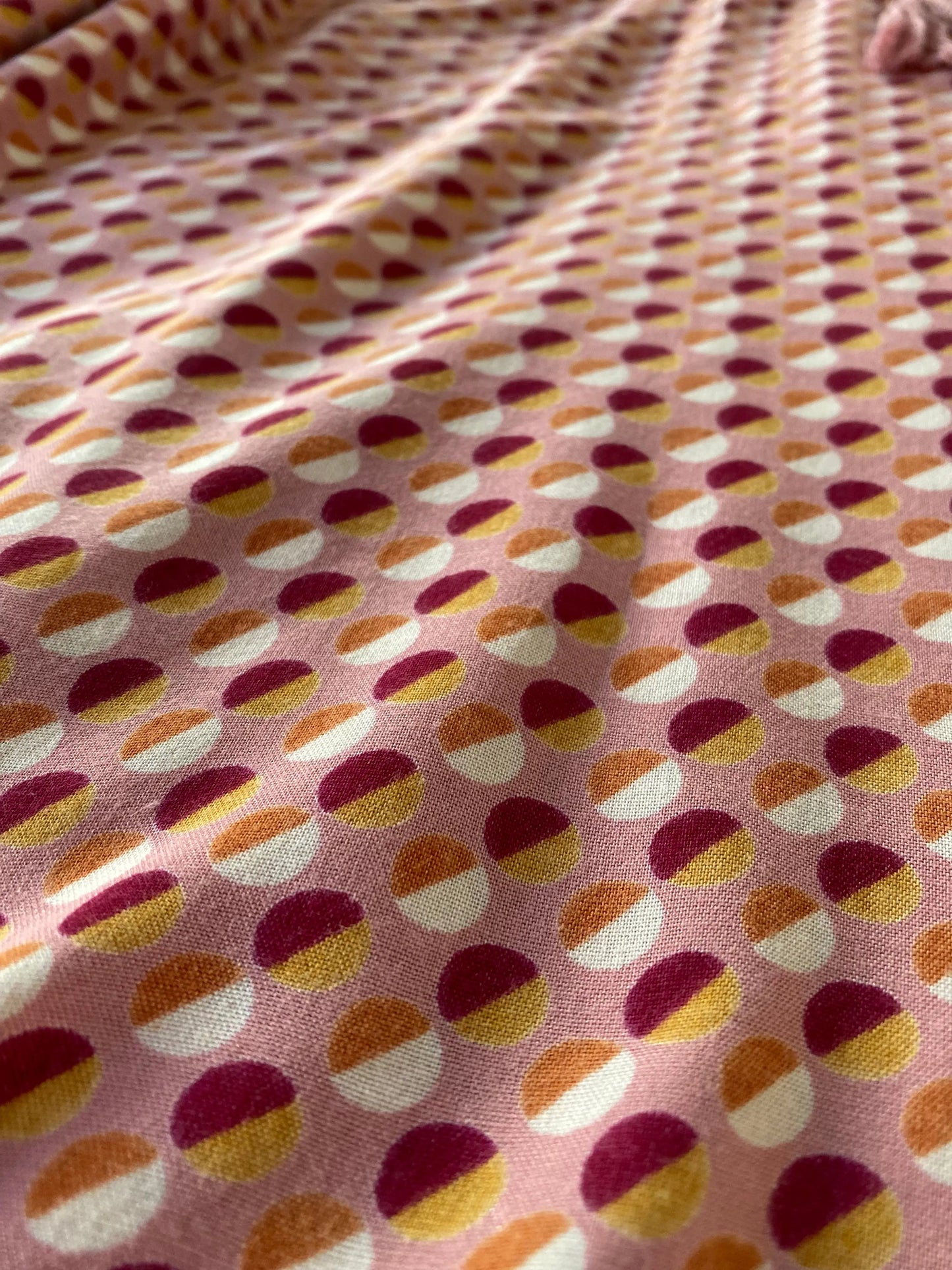 T-shirt Femme Années 70 Rose à Motifs Géométriques Blancheporte blanche porte
