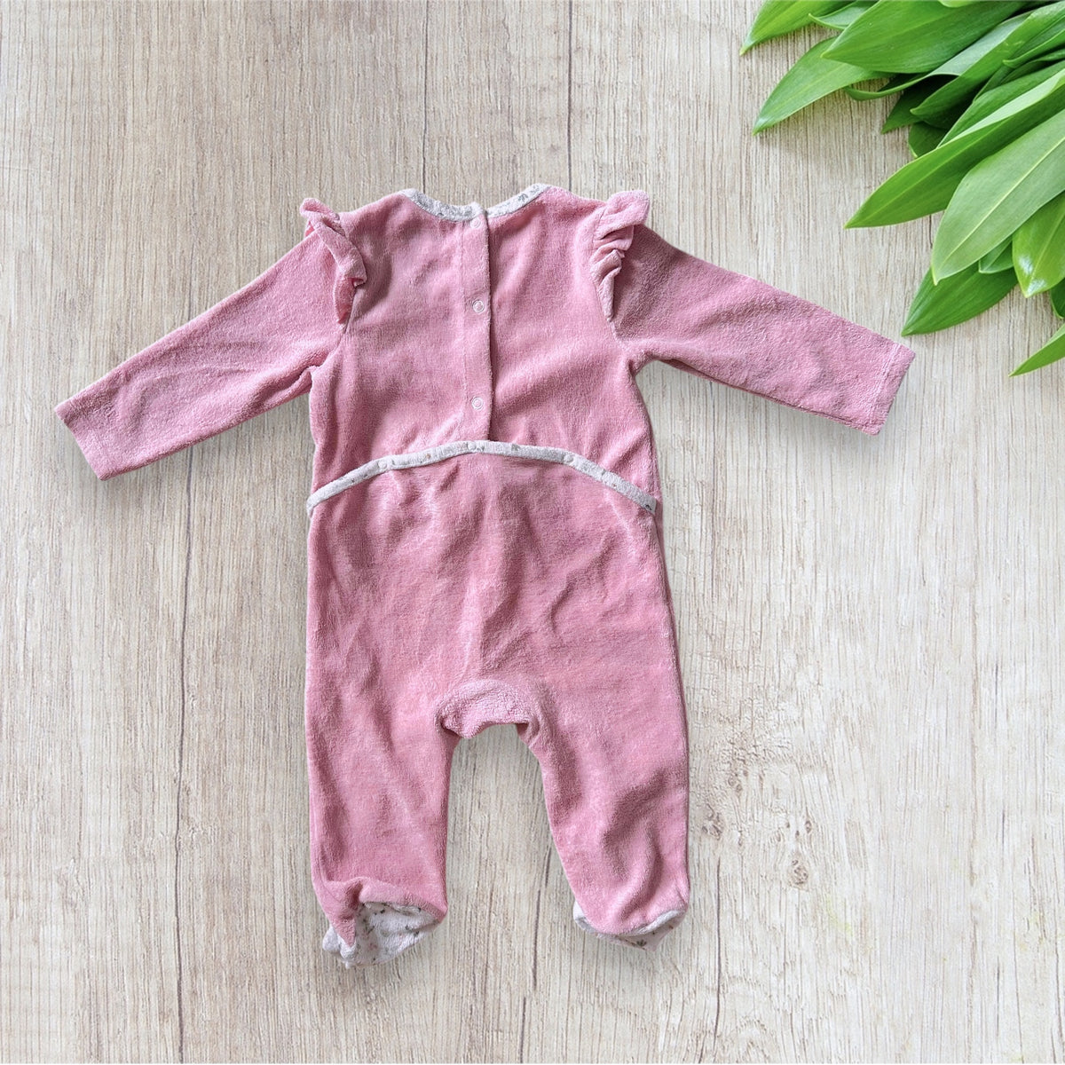 Lot de 2 pyjamas une pièce Orchestra pour bébé fille de 1 an, un modèle rose à motifs pingouins et un modèle blanc avec inscription rose et petits cœurs.