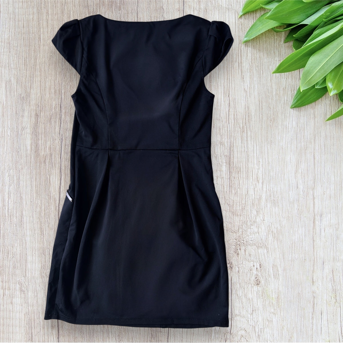 Robe courte femme MIM taille 36 noire avec motif graphique doré sur le devant, manches courtes et poches latérales.