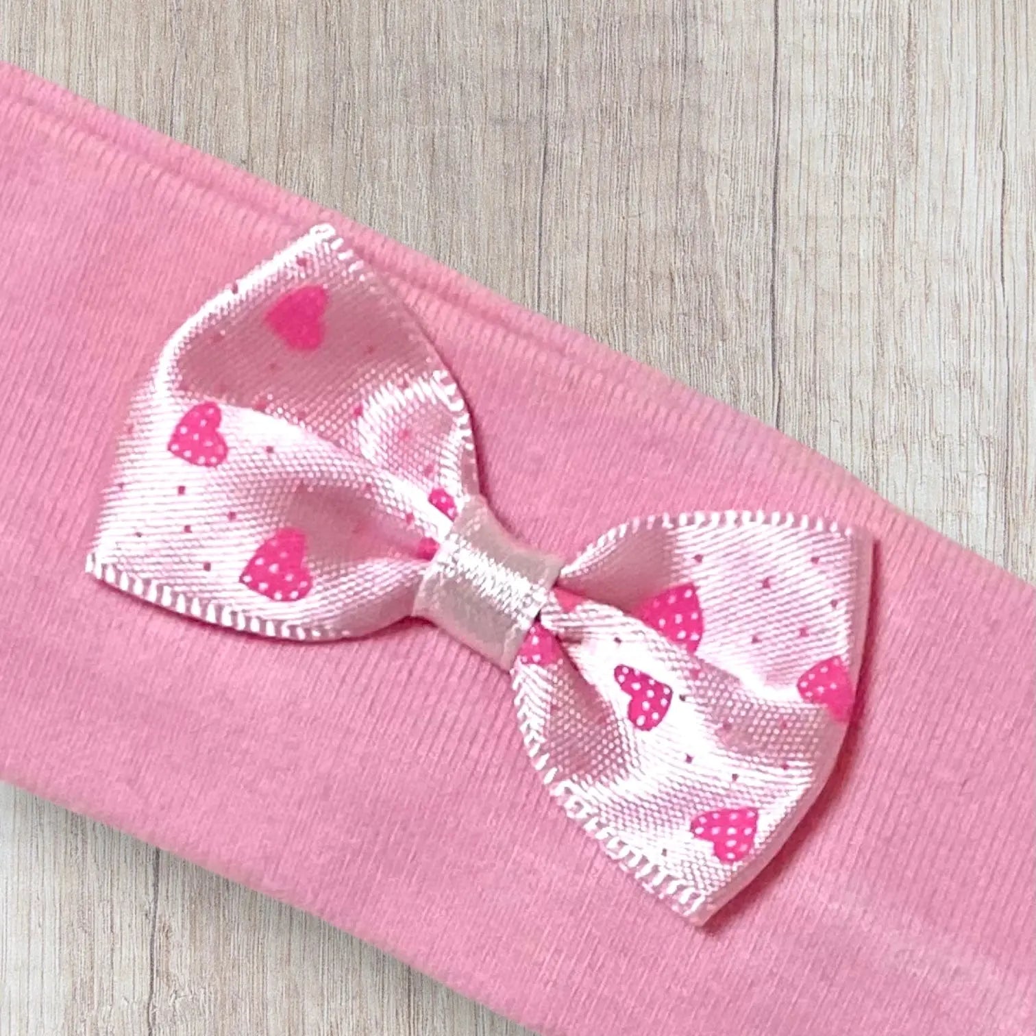 Bandeau Enchanté pour Nouveau-Né : Rose Délicat, Noeud à Pois et Cœur Adorable - la petite friperie
