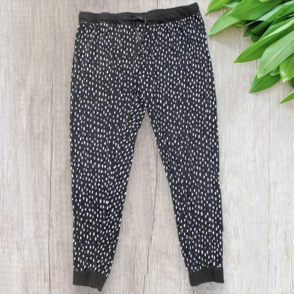 Bas de pyjama femme 9th Avenue L gris à pois noirs avec cordon ajustable et chevilles resserrées.
