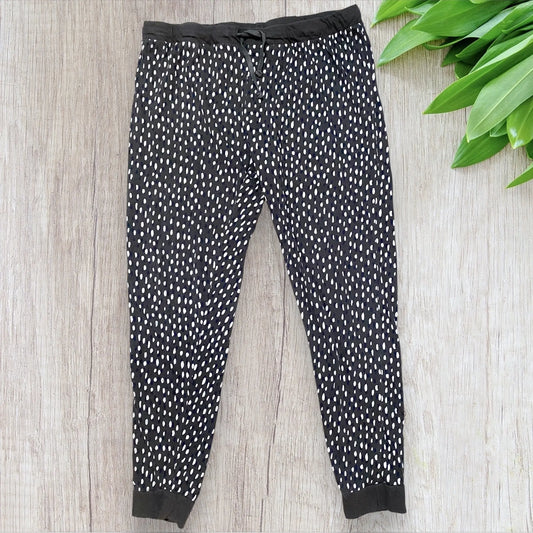 Bas de pyjama femme 9th Avenue L gris à pois noirs avec cordon ajustable et chevilles resserrées.
