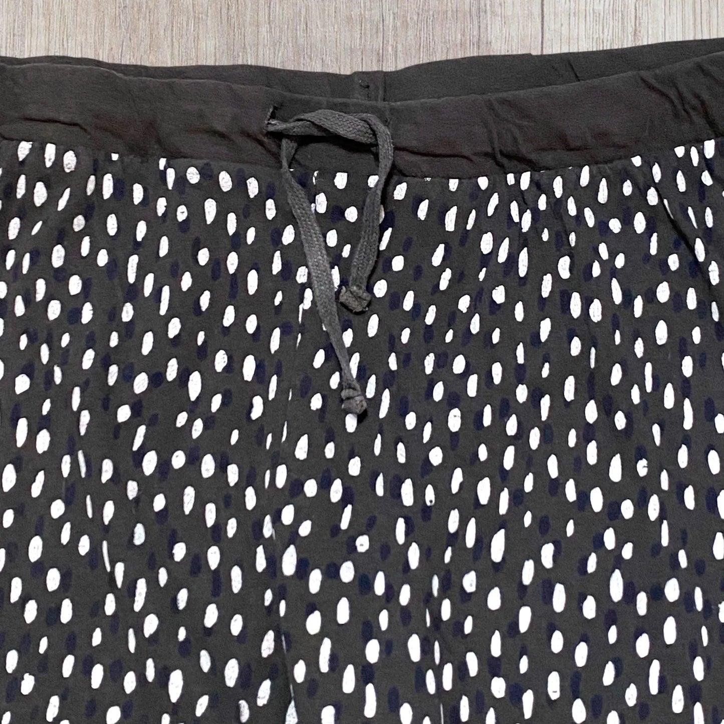 Bas de pyjama femme 9th Avenue L gris à pois noirs avec cordon ajustable et chevilles resserrées.
