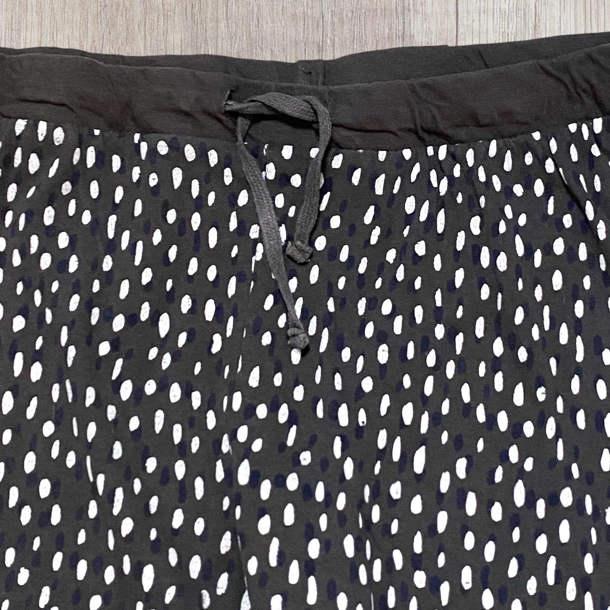 Bas de pyjama femme 9th Avenue L gris à pois noirs avec cordon ajustable et chevilles resserrées.
